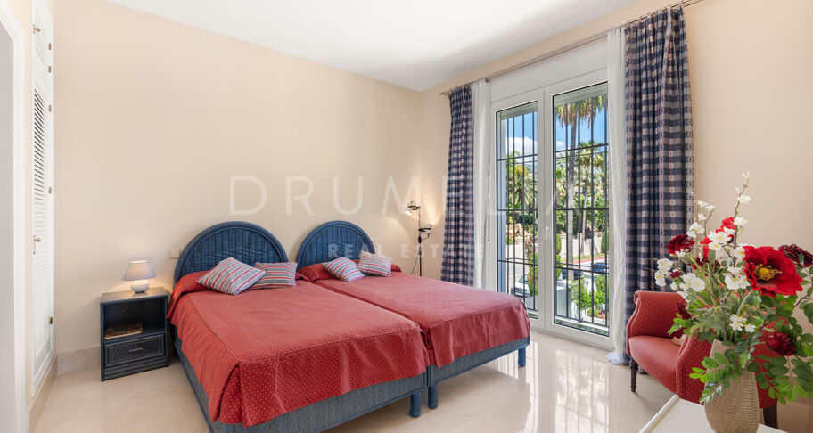 Elegante villa clásica con vistas al mar en Sierra Blanca, Marbella