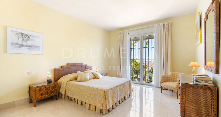 Elegante villa clásica con vistas al mar en Sierra Blanca, Marbella