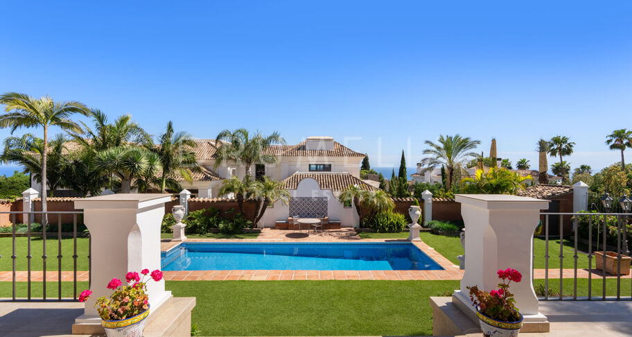 Elegante villa clásica con vistas al mar en Sierra Blanca, Marbella