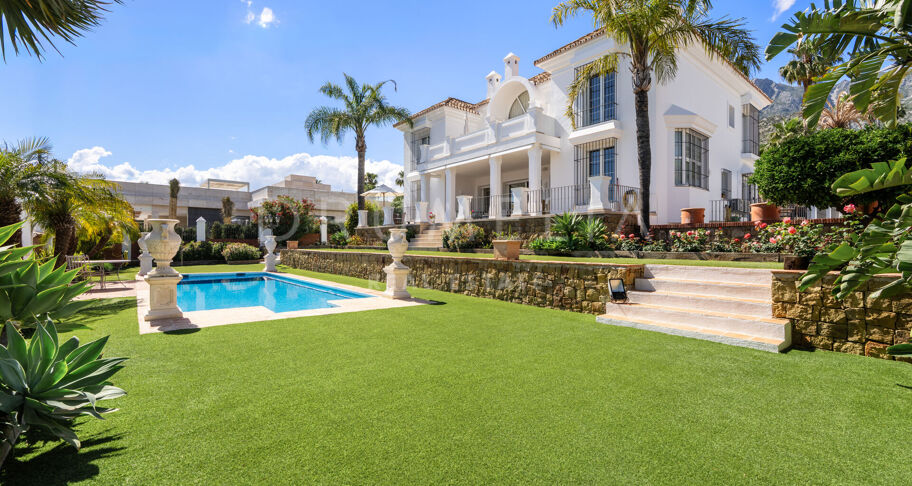 Elegante villa clásica con vistas al mar en Sierra Blanca, Marbella