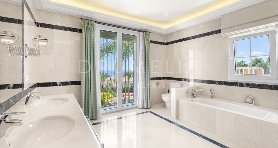Elegante villa clásica con vistas al mar en Sierra Blanca, Marbella