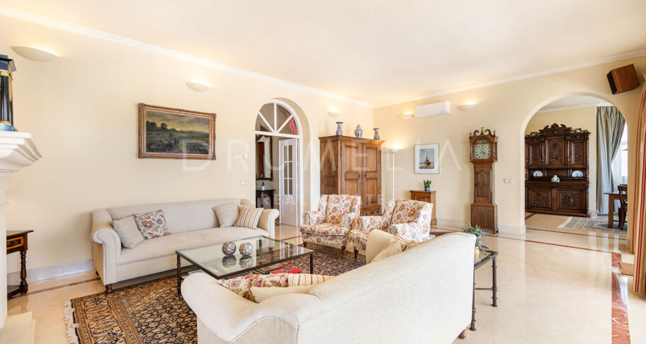 Elegante villa clásica con vistas al mar en Sierra Blanca, Marbella
