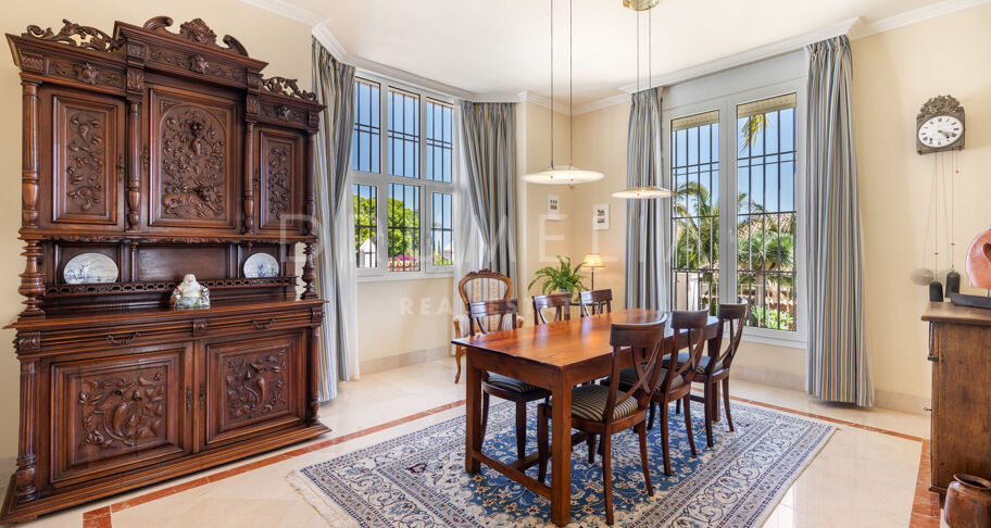 Elegante villa clásica con vistas al mar en Sierra Blanca, Marbella