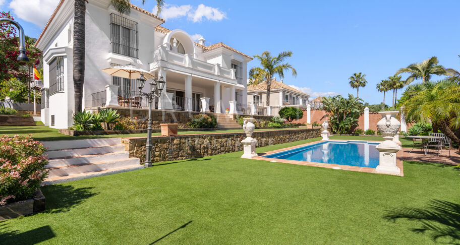 Elegante villa clásica con vistas al mar en Sierra Blanca, Marbella
