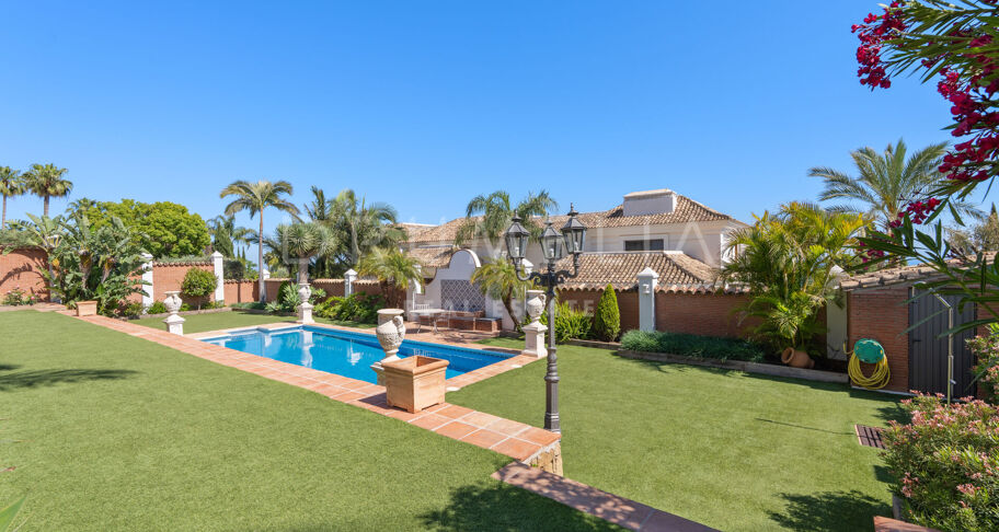 Elegante villa clásica con vistas al mar en Sierra Blanca, Marbella