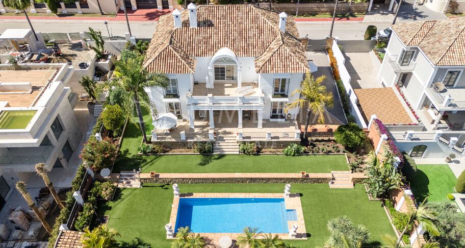 Elegante villa clásica con vistas al mar en Sierra Blanca, Marbella
