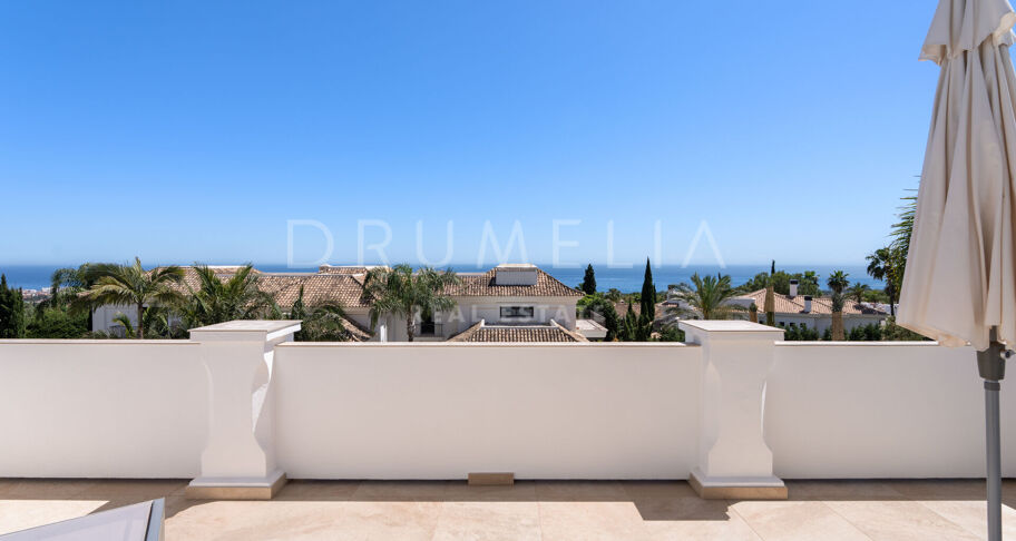 Elegante villa clásica con vistas al mar en Sierra Blanca, Marbella