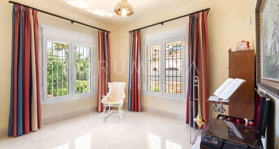 Elegante villa clásica con vistas al mar en Sierra Blanca, Marbella