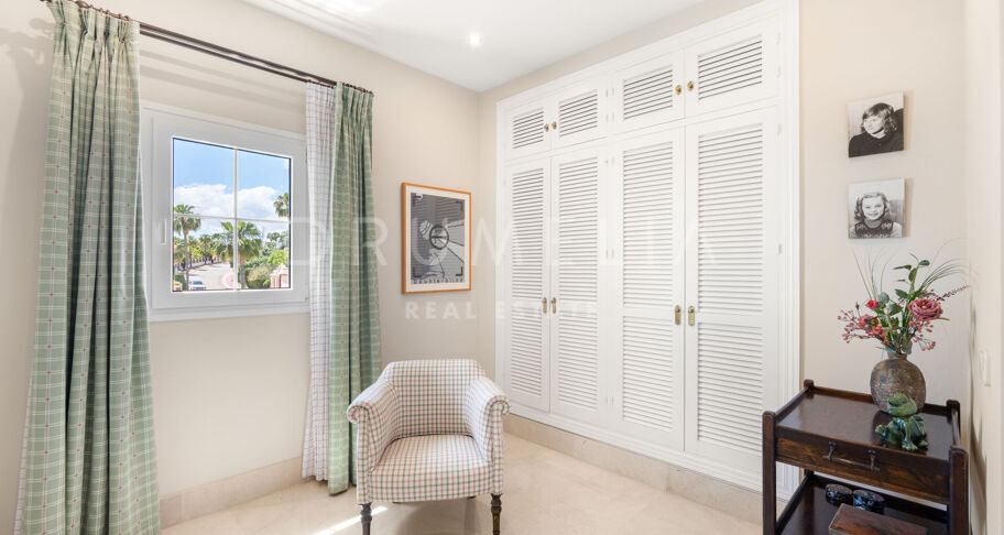 Elegante villa clásica con vistas al mar en Sierra Blanca, Marbella