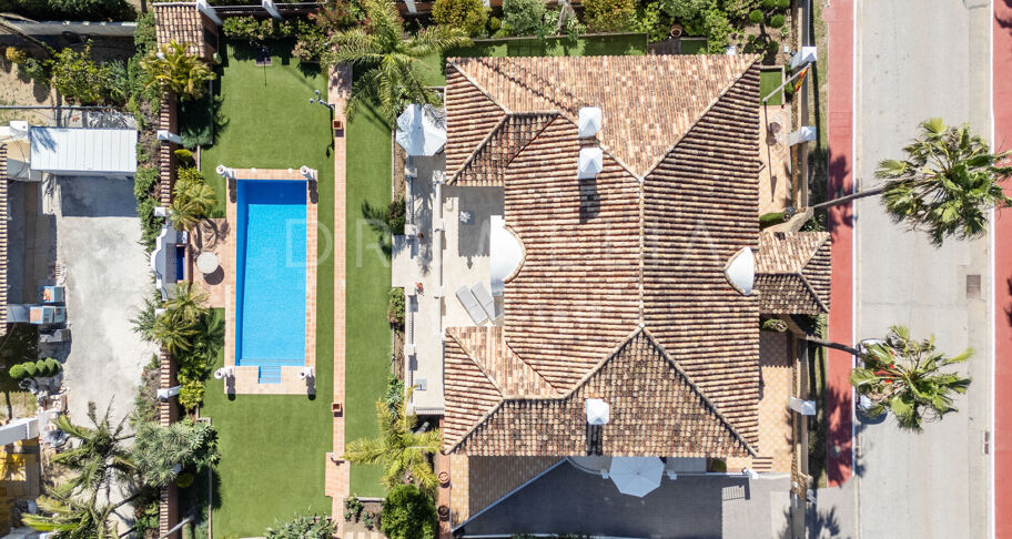 Elegante villa clásica con vistas al mar en Sierra Blanca, Marbella