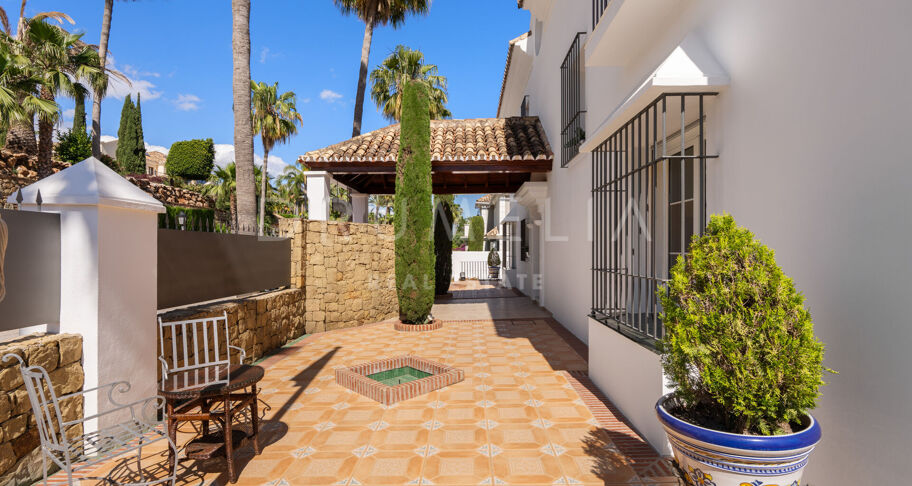Elegante villa clásica con vistas al mar en Sierra Blanca, Marbella
