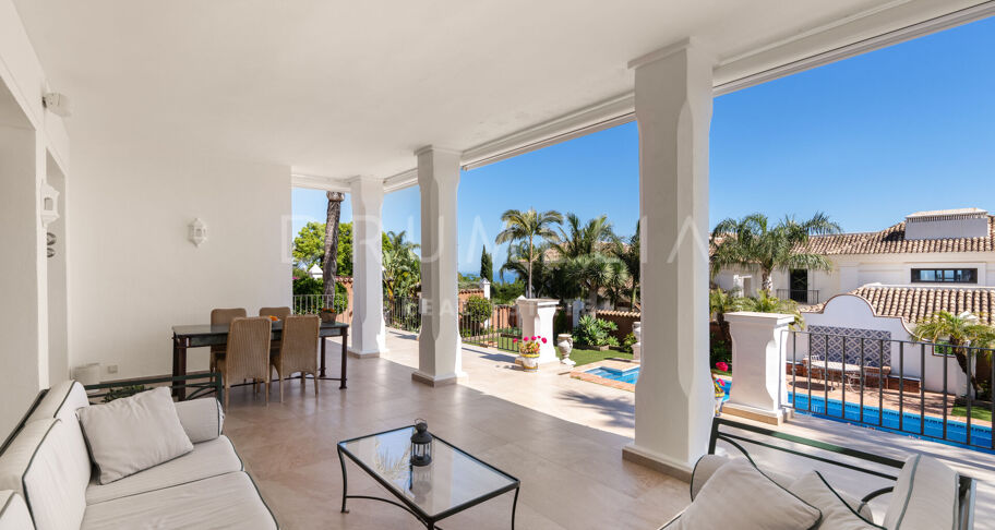 Elegante villa clásica con vistas al mar en Sierra Blanca, Marbella