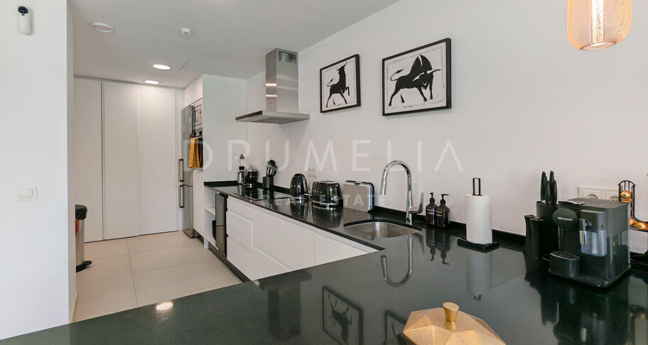 Modern villa i första linjen mot golfbanan med öppen utsikt i La Resina, Estepona