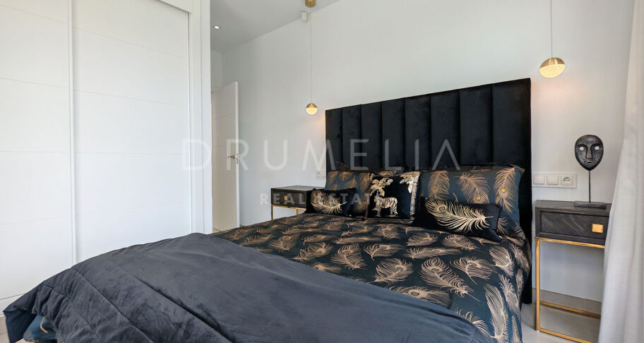 Modern villa i första linjen mot golfbanan med öppen utsikt i La Resina, Estepona