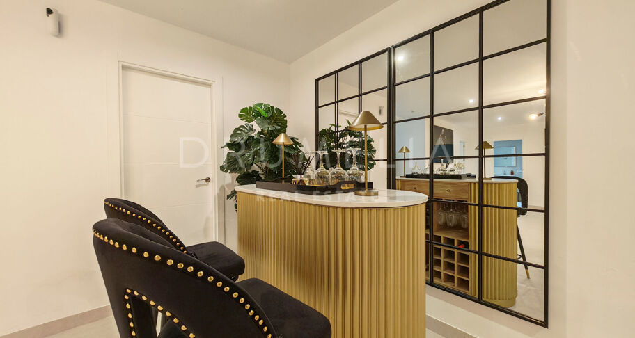 Modern villa i första linjen mot golfbanan med öppen utsikt i La Resina, Estepona