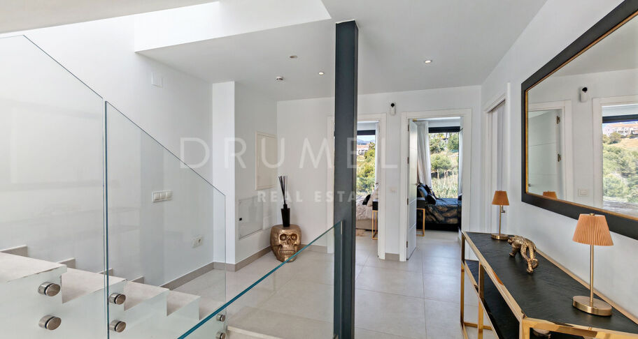 Modern villa i första linjen mot golfbanan med öppen utsikt i La Resina, Estepona