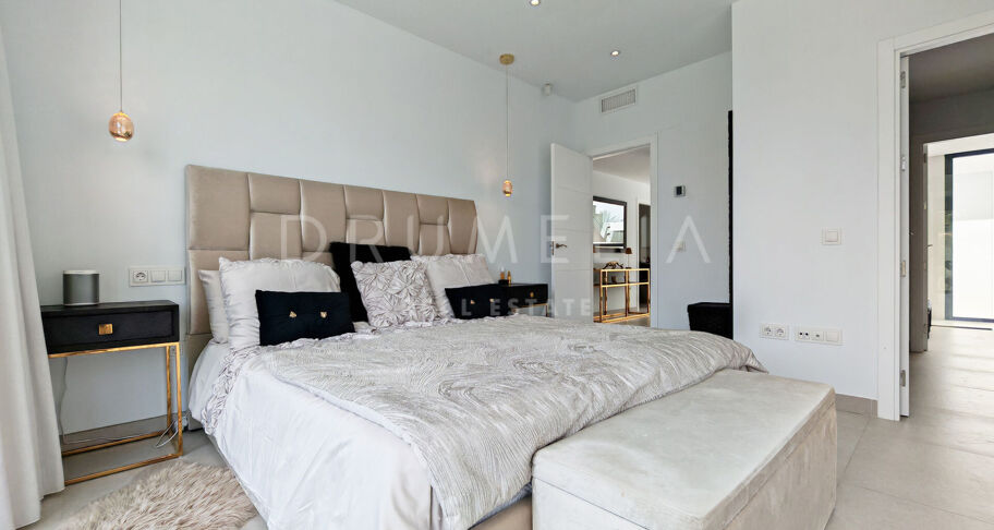 Modern villa i första linjen mot golfbanan med öppen utsikt i La Resina, Estepona