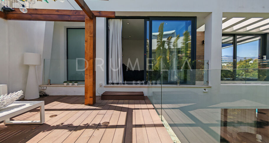 Modern villa i första linjen mot golfbanan med öppen utsikt i La Resina, Estepona
