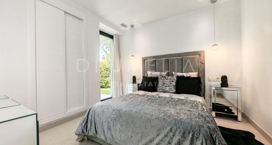 Modern villa i första linjen mot golfbanan med öppen utsikt i La Resina, Estepona