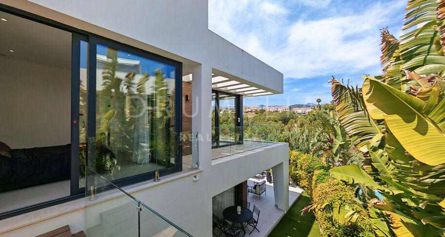 Modern villa i första linjen mot golfbanan med öppen utsikt i La Resina, Estepona