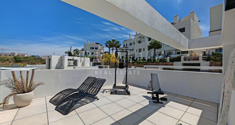 Modern villa i första linjen mot golfbanan med öppen utsikt i La Resina, Estepona