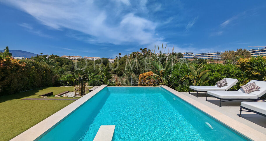 Modern villa i första linjen mot golfbanan med öppen utsikt i La Resina, Estepona