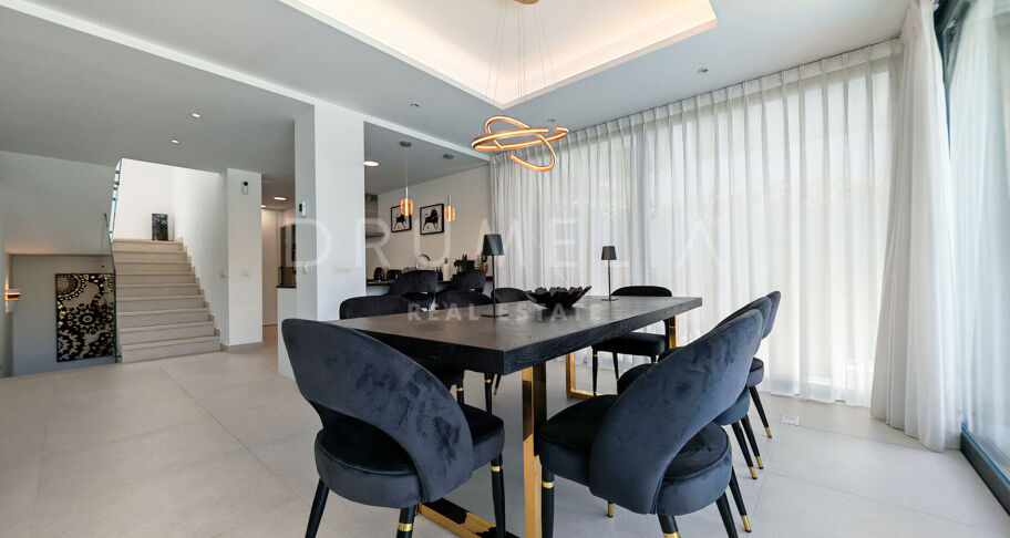 Modern villa i första linjen mot golfbanan med öppen utsikt i La Resina, Estepona