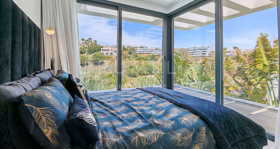 Modern villa i första linjen mot golfbanan med öppen utsikt i La Resina, Estepona