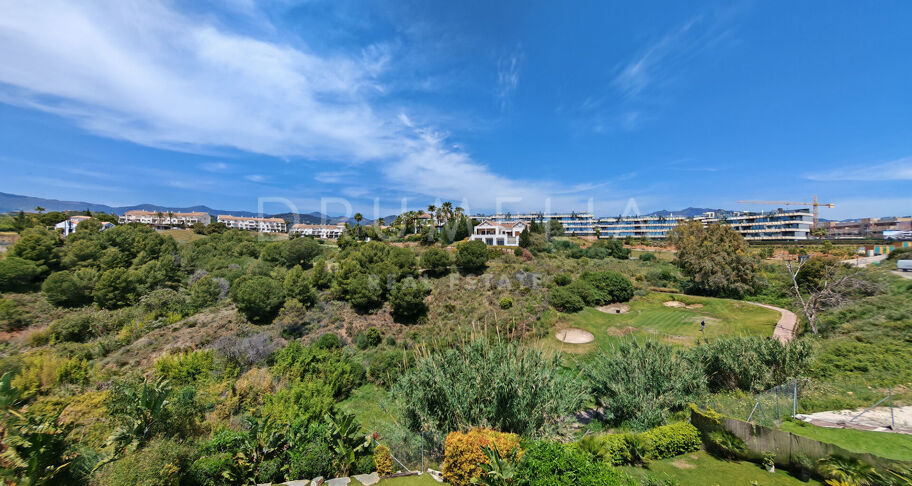 Modern villa i första linjen mot golfbanan med öppen utsikt i La Resina, Estepona
