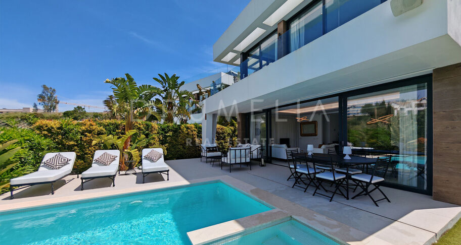 Modern villa i första linjen mot golfbanan med öppen utsikt i La Resina, Estepona