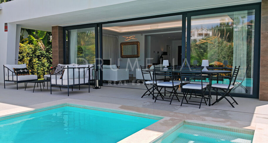 Modern villa i första linjen mot golfbanan med öppen utsikt i La Resina, Estepona