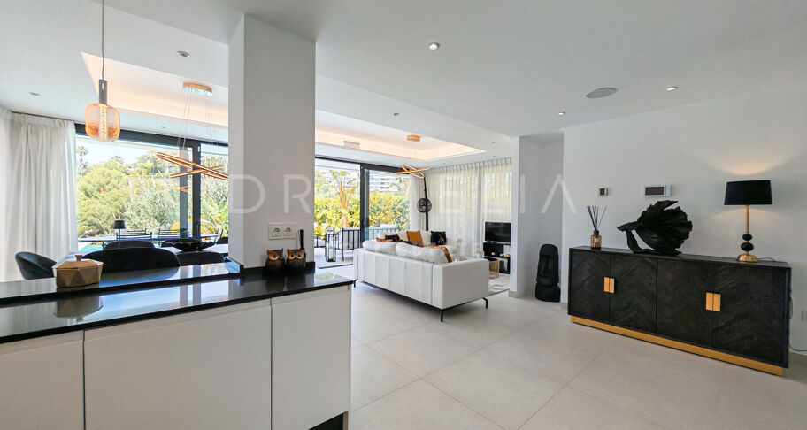 Modern villa i första linjen mot golfbanan med öppen utsikt i La Resina, Estepona