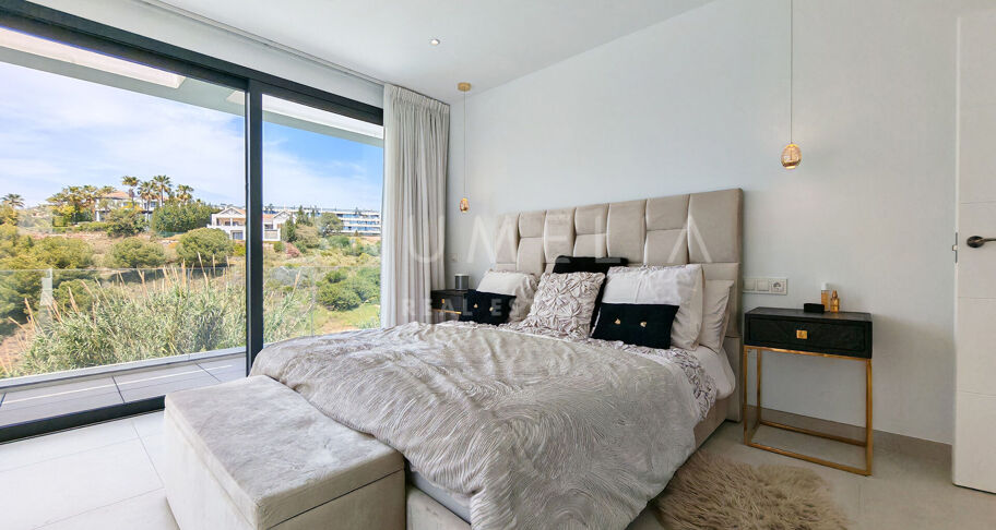Modern villa i första linjen mot golfbanan med öppen utsikt i La Resina, Estepona