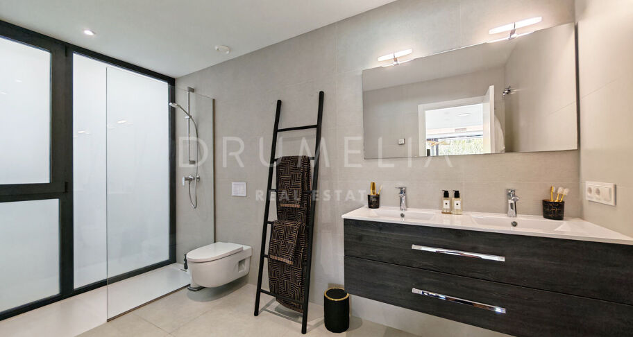 Modern villa i första linjen mot golfbanan med öppen utsikt i La Resina, Estepona
