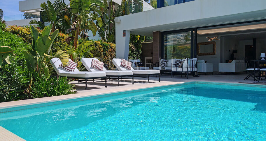 Modern villa i första linjen mot golfbanan med öppen utsikt i La Resina, Estepona