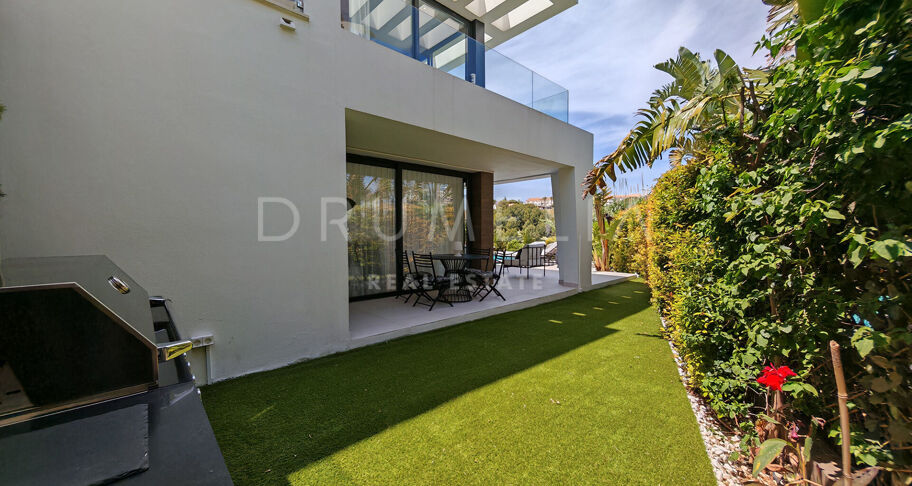 Modern villa i första linjen mot golfbanan med öppen utsikt i La Resina, Estepona
