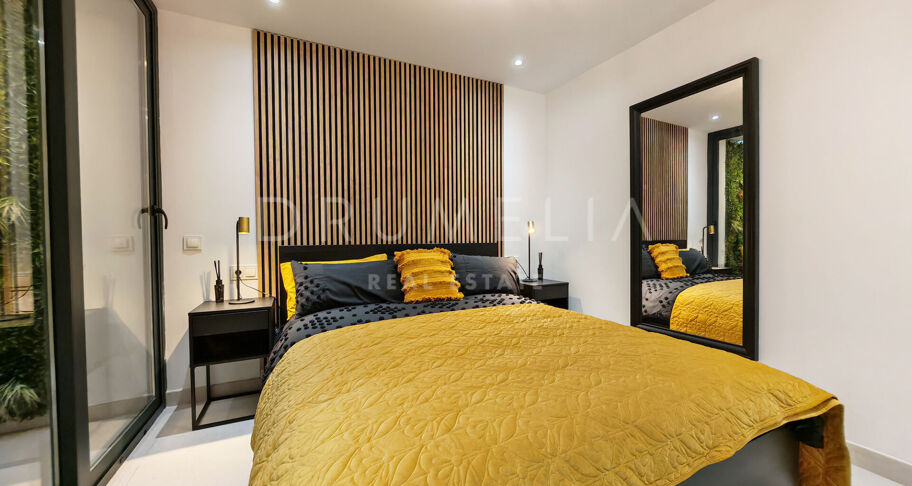 Modern villa i första linjen mot golfbanan med öppen utsikt i La Resina, Estepona