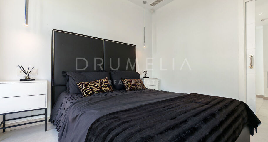 Modern villa i första linjen mot golfbanan med öppen utsikt i La Resina, Estepona