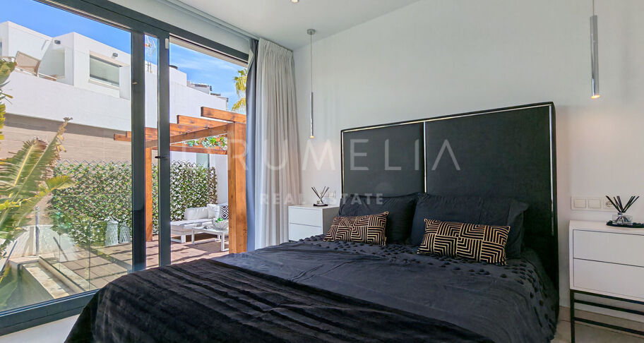Modern villa i första linjen mot golfbanan med öppen utsikt i La Resina, Estepona