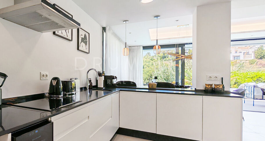 Modern villa i första linjen mot golfbanan med öppen utsikt i La Resina, Estepona