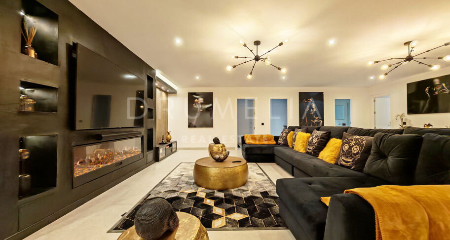 Modern villa i första linjen mot golfbanan med öppen utsikt i La Resina, Estepona