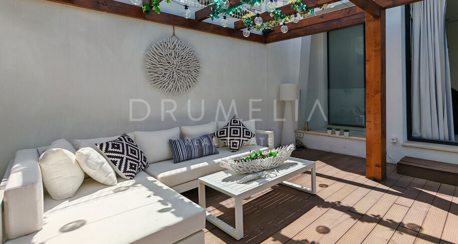 Modern villa i första linjen mot golfbanan med öppen utsikt i La Resina, Estepona