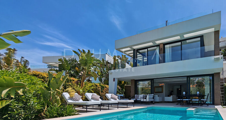 Modern villa i första linjen mot golfbanan med öppen utsikt i La Resina, Estepona