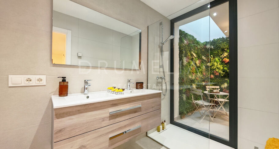 Modern villa i första linjen mot golfbanan med öppen utsikt i La Resina, Estepona