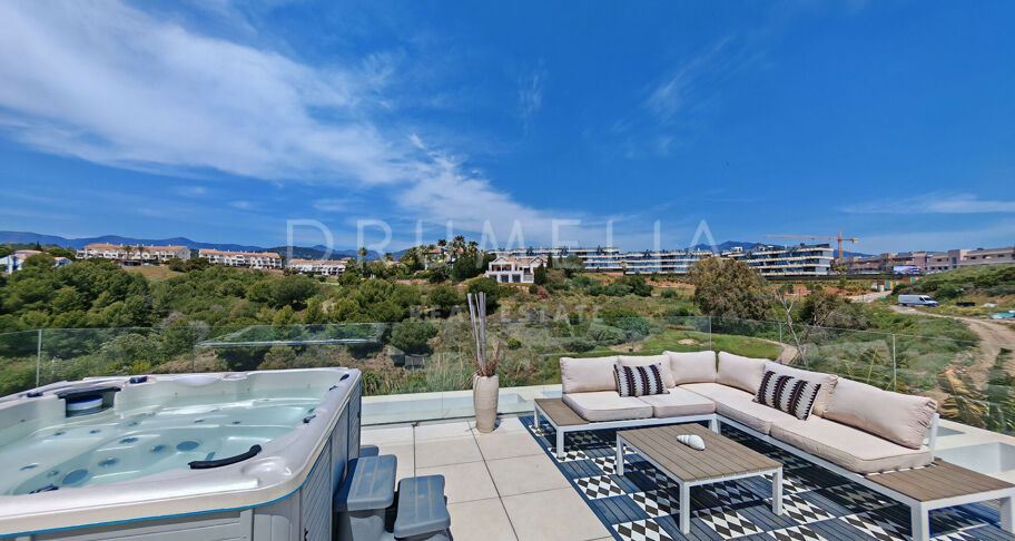Modern villa i första linjen mot golfbanan med öppen utsikt i La Resina, Estepona