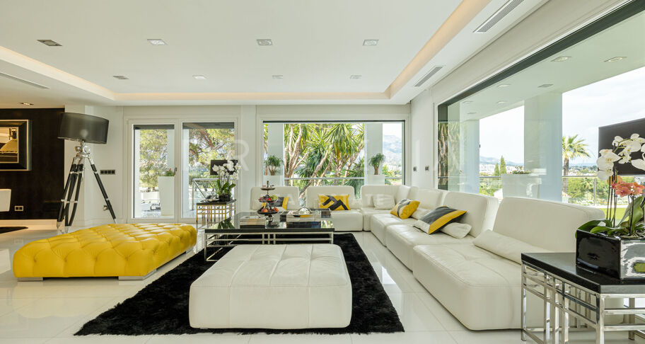 Villa te Koop in Las Brisas, Nueva Andalucia, Zevenslaapkamervilla met Uitzicht op Golf en La Concha