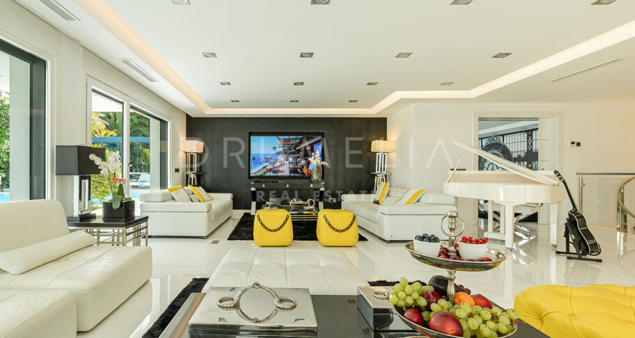 Villa te Koop in Las Brisas, Nueva Andalucia, Zevenslaapkamervilla met Uitzicht op Golf en La Concha