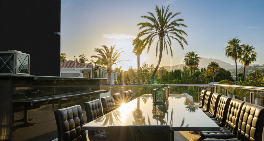 Villa te Koop in Las Brisas, Nueva Andalucia, Zevenslaapkamervilla met Uitzicht op Golf en La Concha
