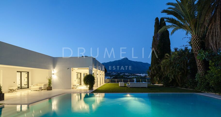 Villa te Koop in Las Brisas, Nueva Andalucia, Zevenslaapkamervilla met Uitzicht op Golf en La Concha