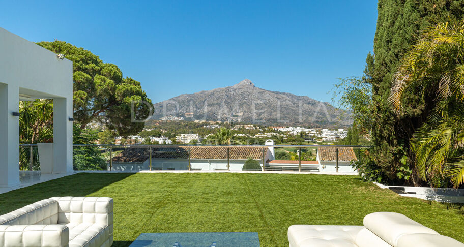 Villa te Koop in Las Brisas, Nueva Andalucia, Zevenslaapkamervilla met Uitzicht op Golf en La Concha